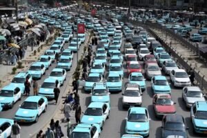 Taxistas afegãos voltam a reproduzir música, em desafio ao regime talibã