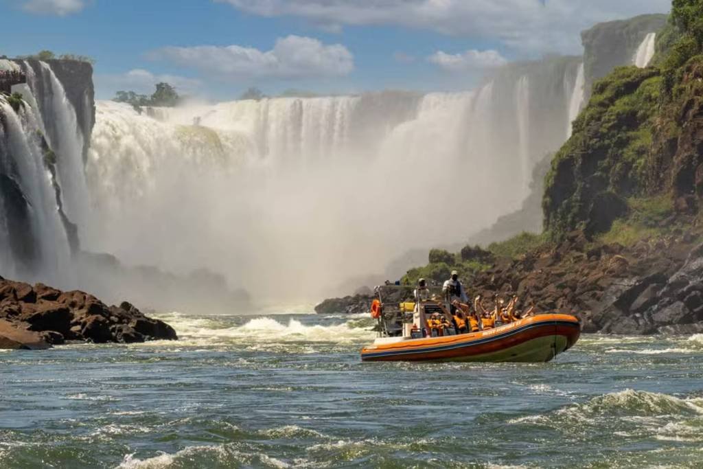Cataratas do Iguaçu registram vazão cinco vezes maior que a média