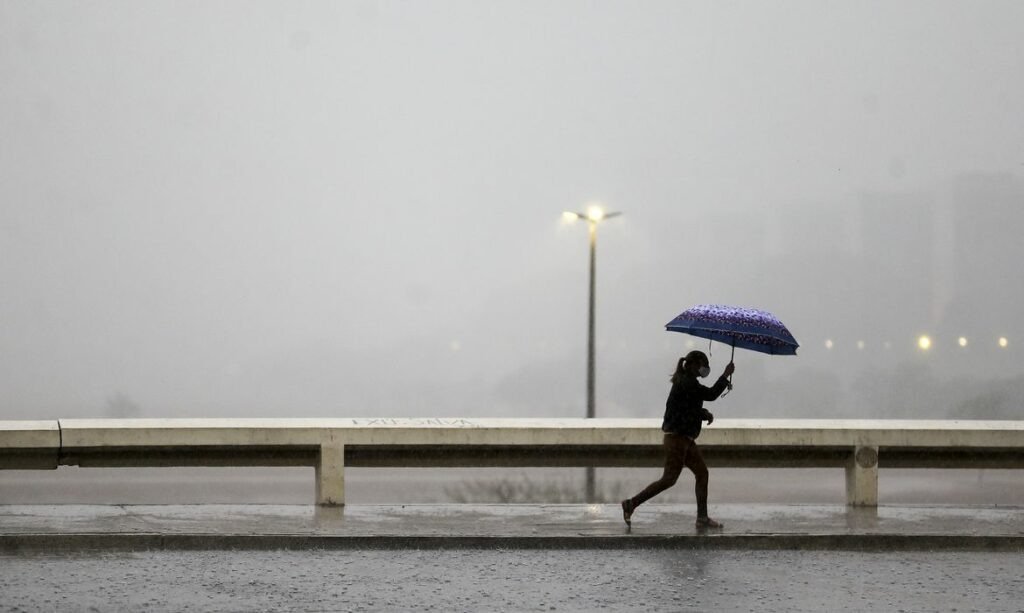 DF entra em alerta para tempestade com previsão de chuva, ventos e granizo