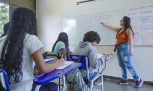 Número de professores de ensino médio com menos de 24 anos cai 30% em dez anos no país