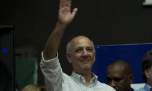 TRE-DF manda Arruda apagar posts em que afirma estar elegível