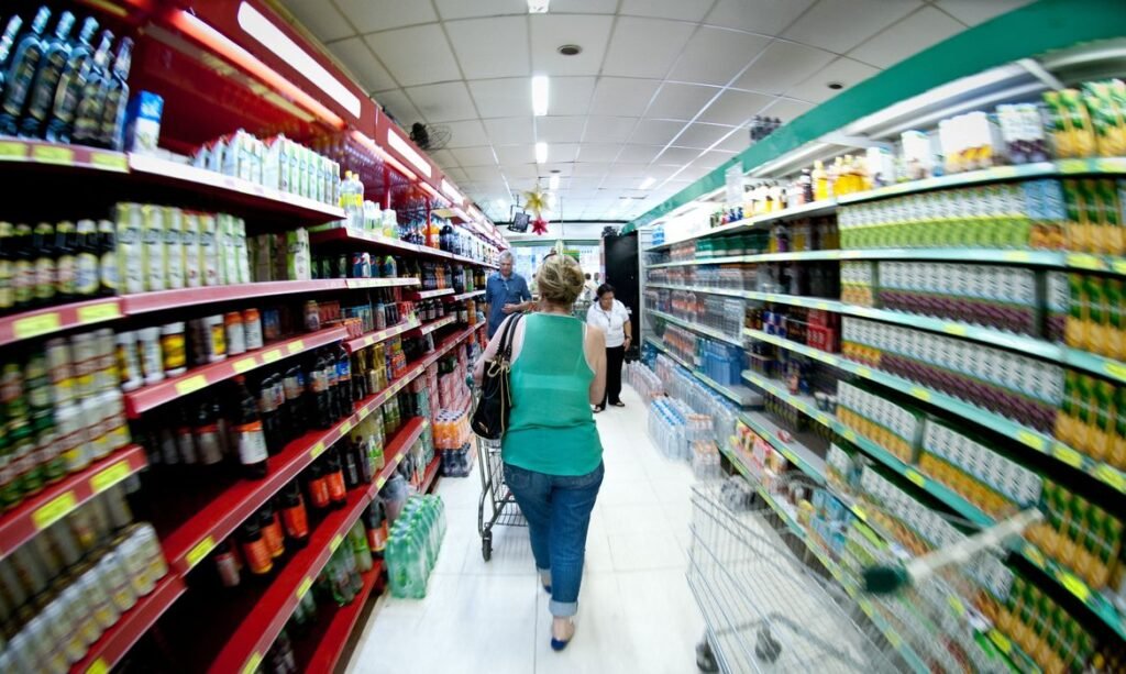 Supermercados podem voltar a abrir em feriados sem acordo coletivo após decisão judicial