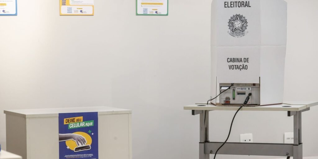 Número de brasileiros aptos a votar no exterior quase dobra