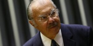 Ex-presidente José Sarney segue internado em hospital de São Paulo