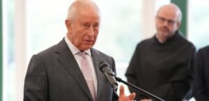 Rei Charles alerta donos de IA sobre risco de tecnologia