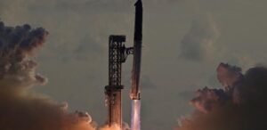 Starship faz 1º voo orbital e lança satélites Starlink