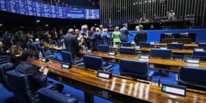 Aziz articula rito especial para levar PEC da escala 6x1 ao plenário