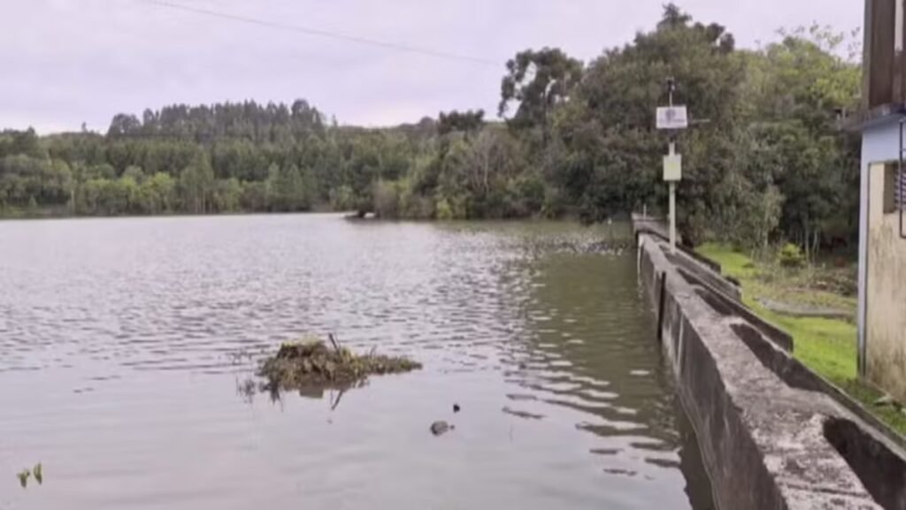 Risco de rompimento de barragem retira 170 moradores de casa e suspende aulas no RS