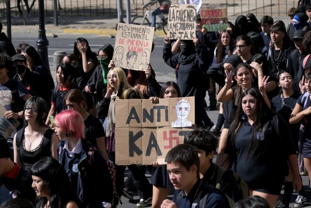Manifestantes e policiais entram em confronto em protesto no Chile
