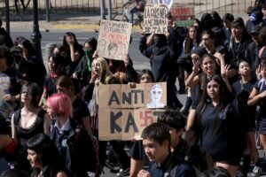 Manifestantes e policiais entram em confronto em protesto no Chile