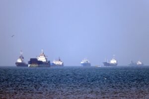 EUA limitam horários de defesa aérea para navios no Estreito de Ormuz, diz jornal
