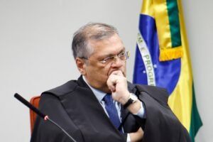Dino manda PF apurar relação de Vorcaro com cemitérios em SP