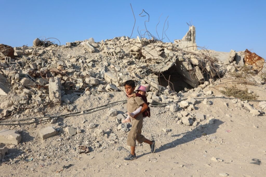 Crianças voltam às aulas presenciais em Gaza após quase três anos