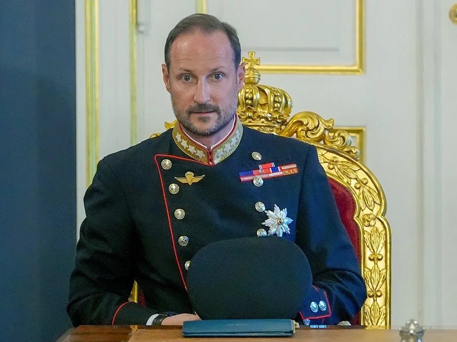 Rei Haakon VIII jura fidelidade à Constituição da Noruega sem a esposa, que se recupera de um transplante
