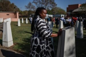 Sobreviventes de massacre de 1960 na África do Sul processam o Estado