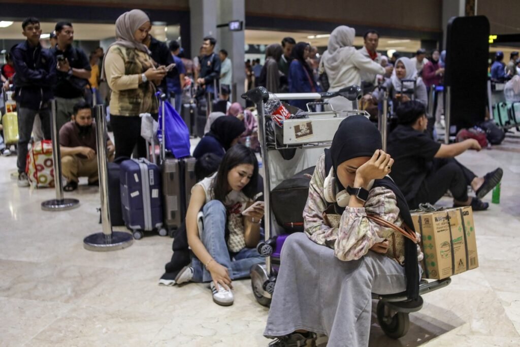Indonésia fecha aeroportos após erupção vulcânica e milhares de passageiros ficam retidos