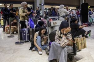 Indonésia fecha aeroportos após erupção vulcânica e milhares de passageiros ficam retidos