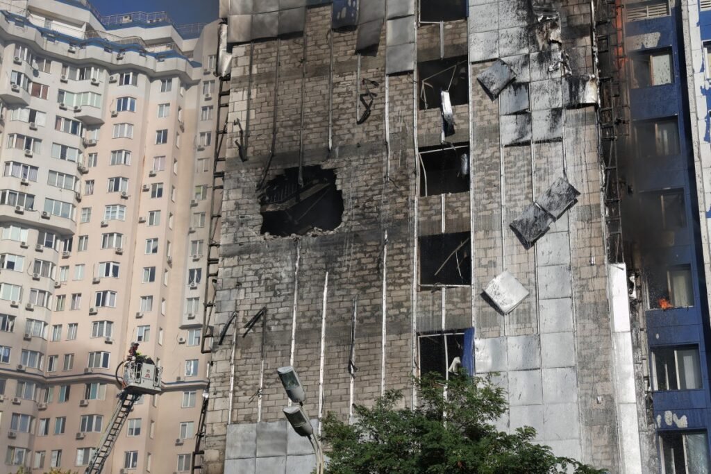 Drone atinge torre de resfriamento na usina nuclear russa de Kursk, sem causar incêndio