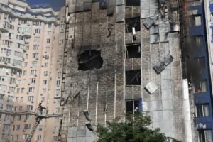 Drone atinge torre de resfriamento na usina nuclear russa de Kursk, sem causar incêndio