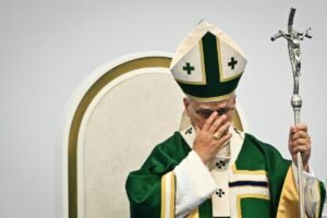 Antes de se reunir com vítimas de abusos na França, papa insta a Igreja a enfrentar as próprias falhas