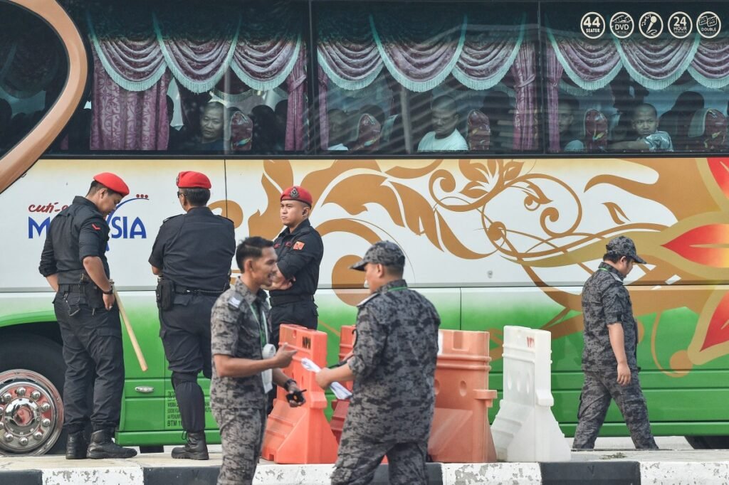 Malásia começa a repatriar milhares de migrantes de Mianmar