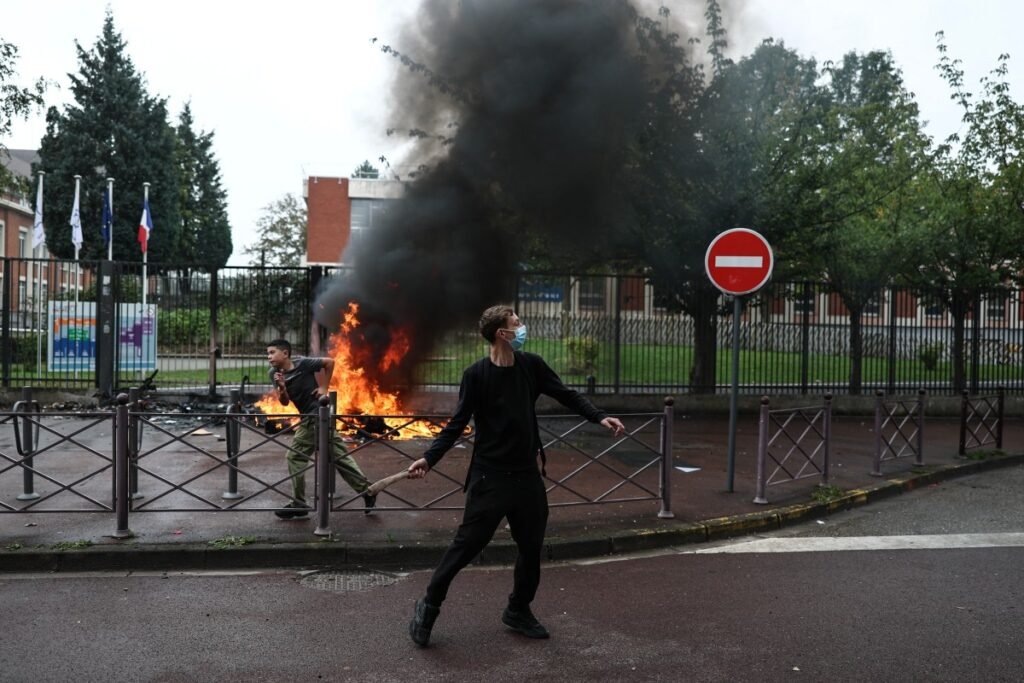 Tensão social aumenta na França com greve de funcionários e protesto estudantil