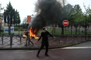 Tensão social aumenta na França com greve de funcionários e protesto estudantil