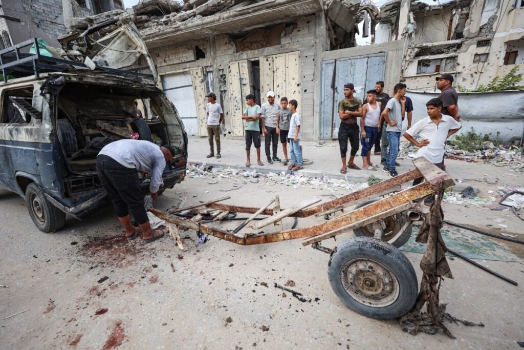 Ataque israelense contra ônibus em Gaza deixa cinco mortos, segundo serviços de emergência