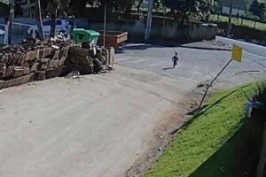 Bebê sai de creche e anda sozinho até trabalho da mãe em cidade de Santa Catarina