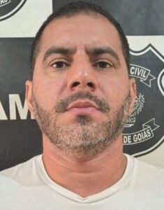 Professor é preso suspeito de aliciar duas alunas de 12 anos em Valparaíso de Goiás