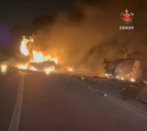 Colisão entre caminhões deixa dois mortos na BR-060, no Gama