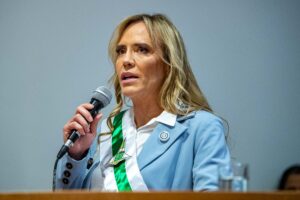 Celina rebate adversários, promete superávit e chama propostas para crise do BRB de “mirabolantes”