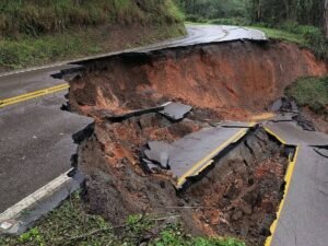Chuvas no PR destroem trechos de rodovias, e cidades estão sem água e energia
