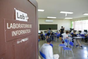 Brasil estaciona em resultados de educação, mas reduz distância de países ricos, que registram queda