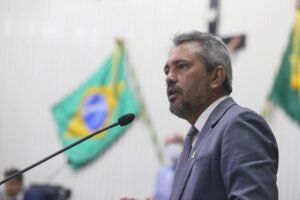 Elmano de Freitas tem 49% e Ciro Gomes soma 47,6% no Ceará, segundo a Atlas