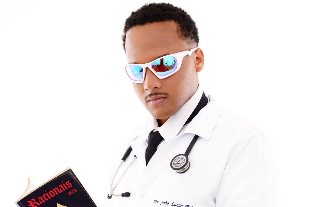 Estudante de medicina denuncia racismo após publicar foto com jaleco e livro do Racionais MC’s