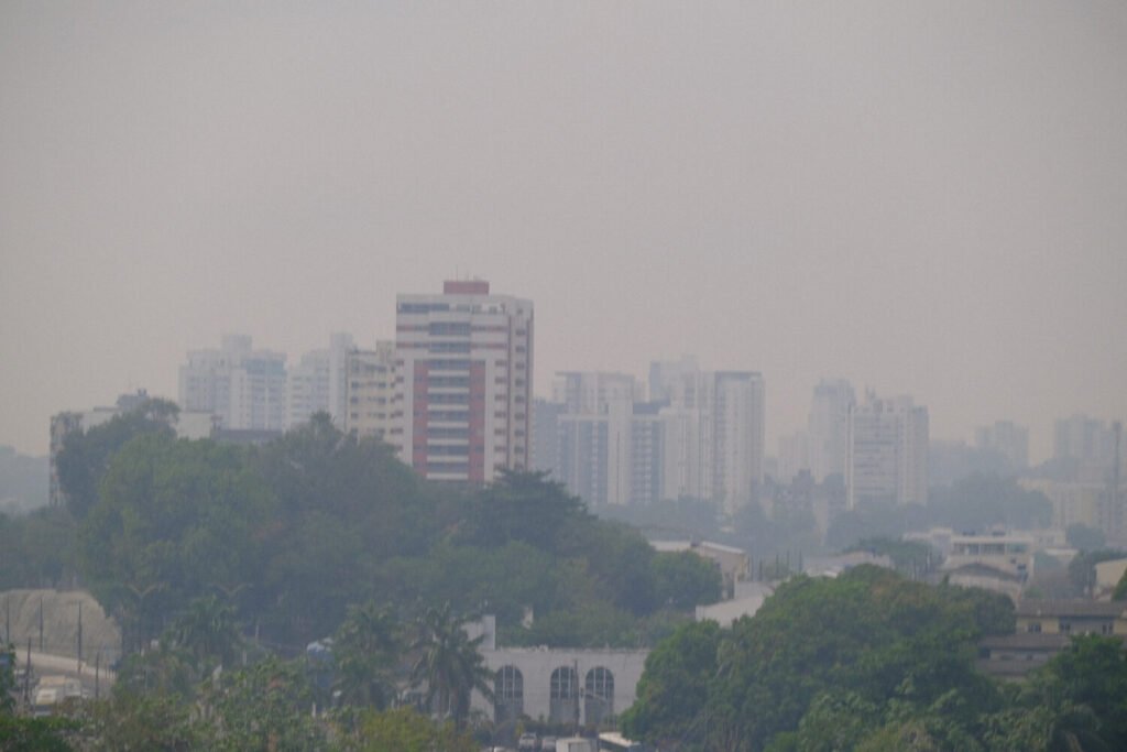 Coberta de fumaça, Manaus tem ar considerado péssimo e queimadas aumentam no estado