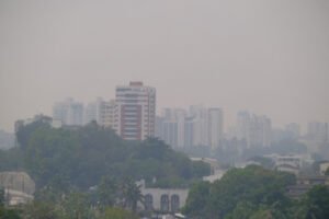Coberta de fumaça, Manaus tem ar considerado péssimo e queimadas aumentam no estado