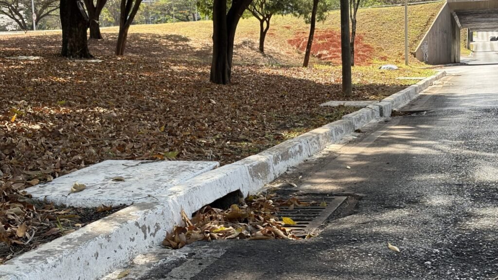DF reforça limpeza de drenagem, mas pontos históricos ainda preocupam antes das chuvas
