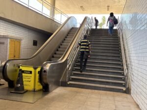“Um ano sem elevador”: usuários do metrô denunciam falta de acessibilidade na Estação Galeria