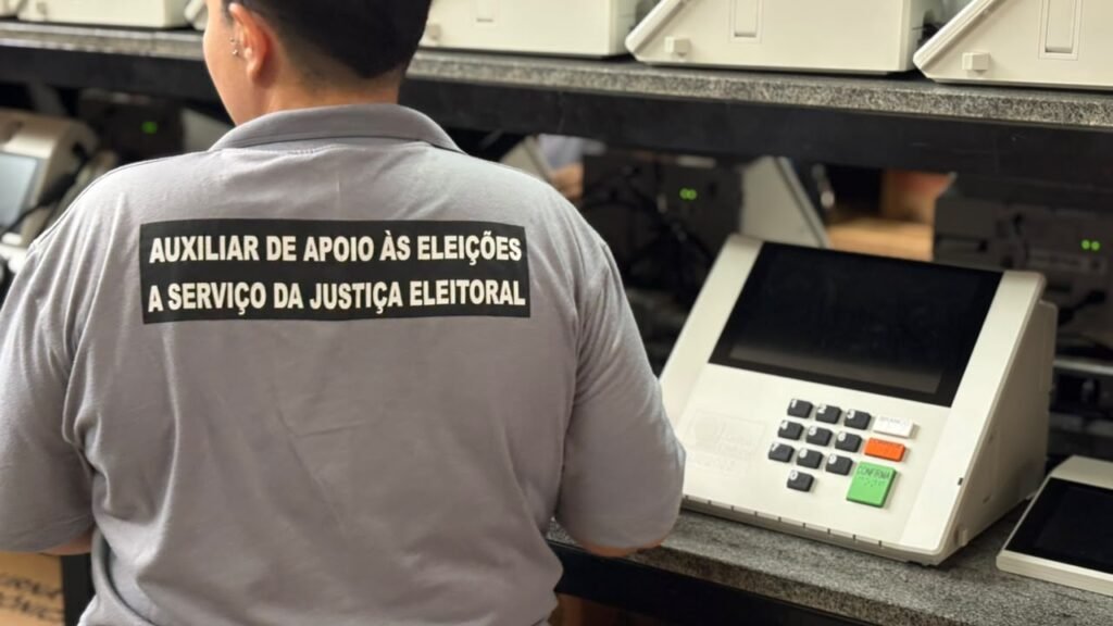 TRE-DF inicia carga e lacração de mais de 6 mil urnas para as eleições