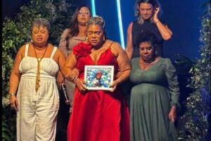 Mãe do menino Miguel se forma em direito no Recife e homenageia filho em cerimônia