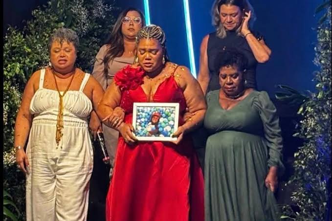 Mãe do menino Miguel se forma em direito no Recife e homenageia filho em cerimônia
