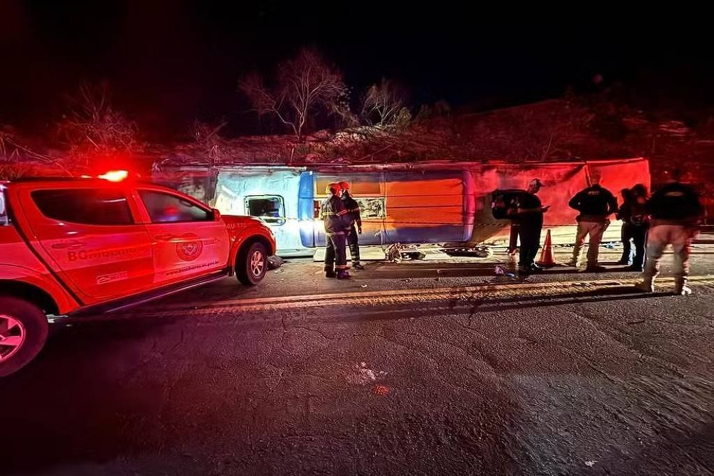 Ônibus de turismo tomba no Espírito Santo e deixa três mortos e 44 feridos