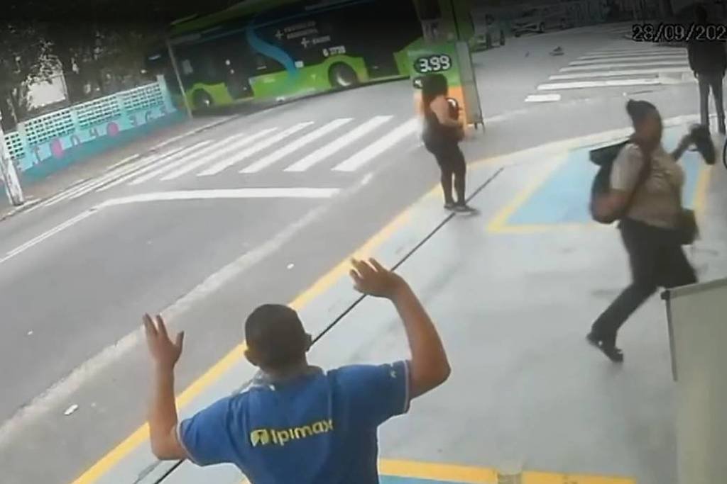 Ônibus perde controle e atinge carros e escola no Jabaquara, em SP