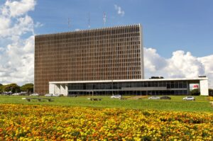 Candidatos ao GDF cumprem agendas de rua, sabatinas e debate nesta terça-feira