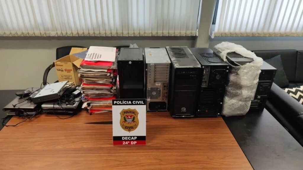 Polícia apreende computadores, celulares e documentos em operação sobre desabamento na zona leste de SP