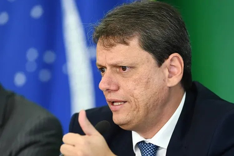 Tarcísio atinge 42%, ante 27% de Haddad, diz pesquisa