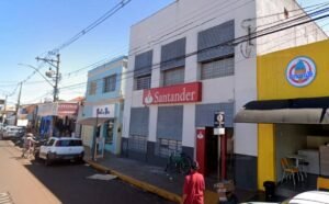 Funcionária de banco é presa por suspeita de desviar R$ 2,1 milhões de contas de idosos em SP