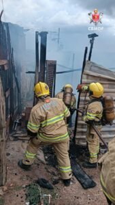 Incêndio destrói residência de madeira em São Sebastião